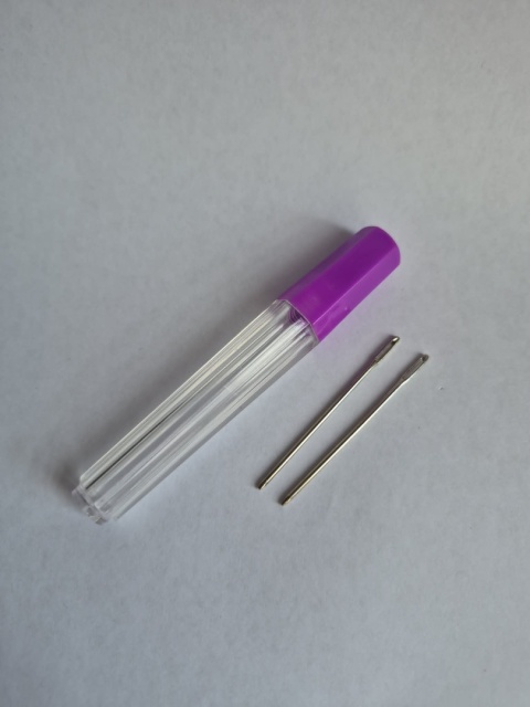 POJEMNIK NA IGŁY, fioletowy, plastikowy + 2 igły